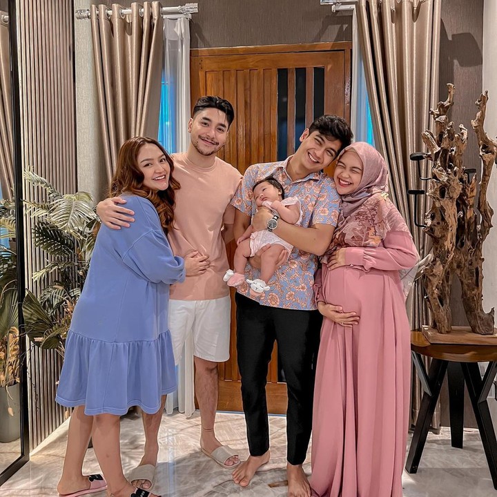 <p>Dalam acara gender reveal tersebut, anak Ria Ricis dan Teuku Ryan diketahui berjenis kelamin perempuan. "IT’s A GIRL.Masyaallah akan jadi anak papai banget ini. Hehe," kata Ria. (Foto: Instagram @riaricis1795)<br /><br /><br /></p>