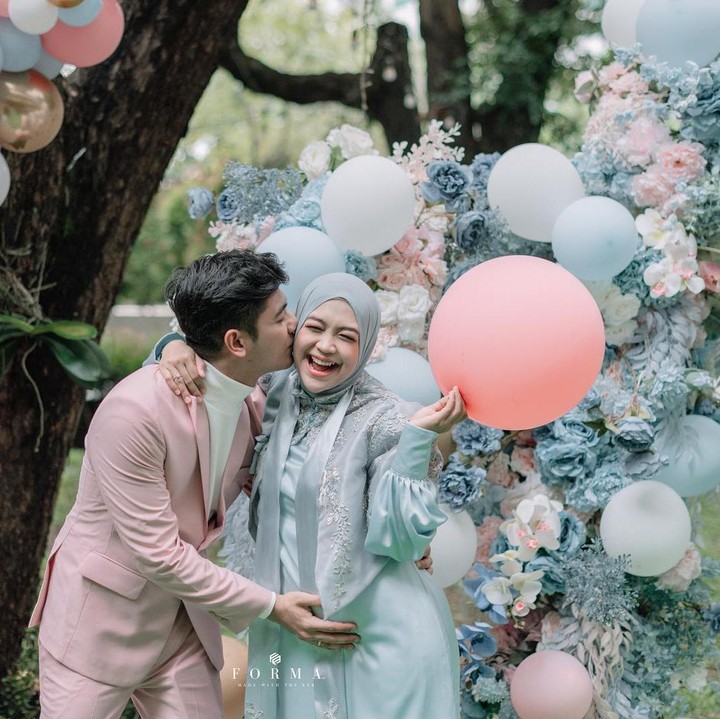 <p>Di masa hamil tua ini, Ria Ricis masih terlihat aktif, lho. Misalnya saja ketika mengadakan acara gender reveal beberapa waktu yang lalu. (Foto: Instagram @riaricis1795)<br /><br /><br /></p>