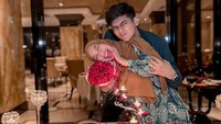 <p>Ya, kini kehamilan Ria Ricis sudah memasukin usia 7 bulan. "Dinner romantis biar kaya orang-orang. Di kehamilan masuk 7 bulan, gaya banget saya diajak makan banyak bunganya. Padahal saya gak makan kembang. Jadi bingung," tutur Ria Ricis dalam potret berikut, dikutip dari akun Instagram @riaricis1795. (Foto: Instagram @riaricis1795)<br /><br /><br /></p>