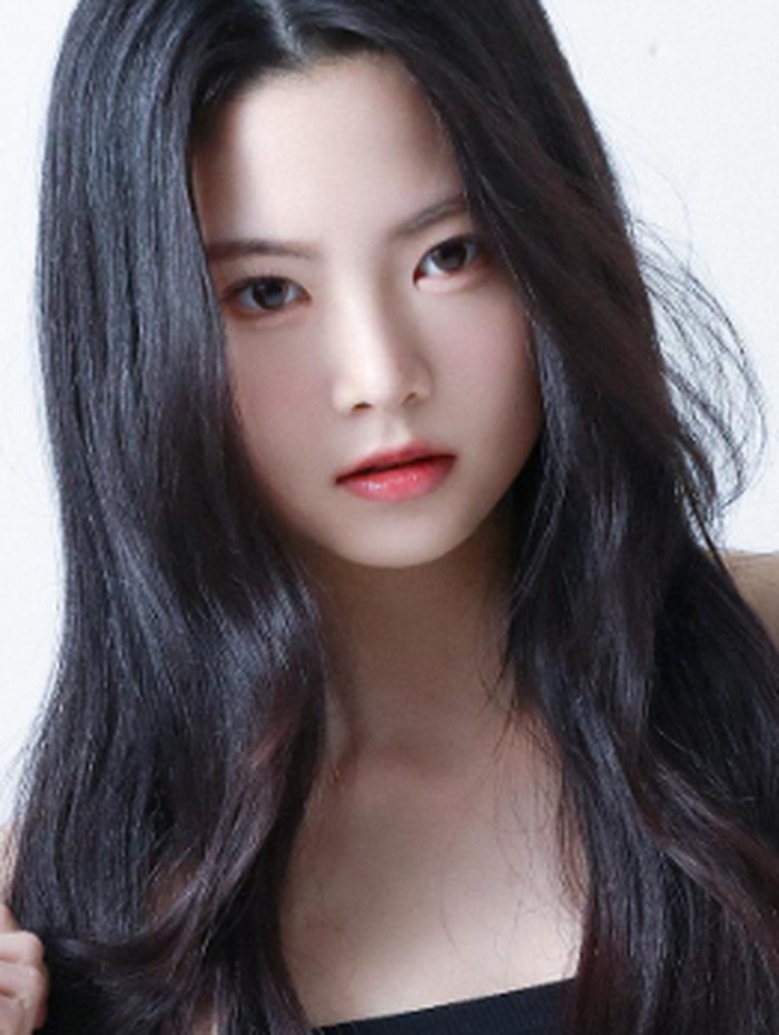 Selain menari, Eunchae juga mahir dalam senam ritmik. Ia bahkan pernah berlatih untuk persiapan olimpiade. Wah, multitalenta banget, ya!/ foto: instagram.com/le_sserafim