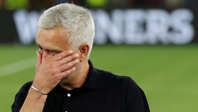 Mourinho Menangis di Mobil Usai Dipecat Roma
