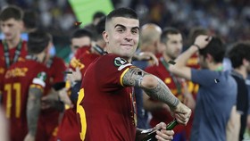 Viral Bintang Roma Pukul Teman Usai Juara UEFA Conference League