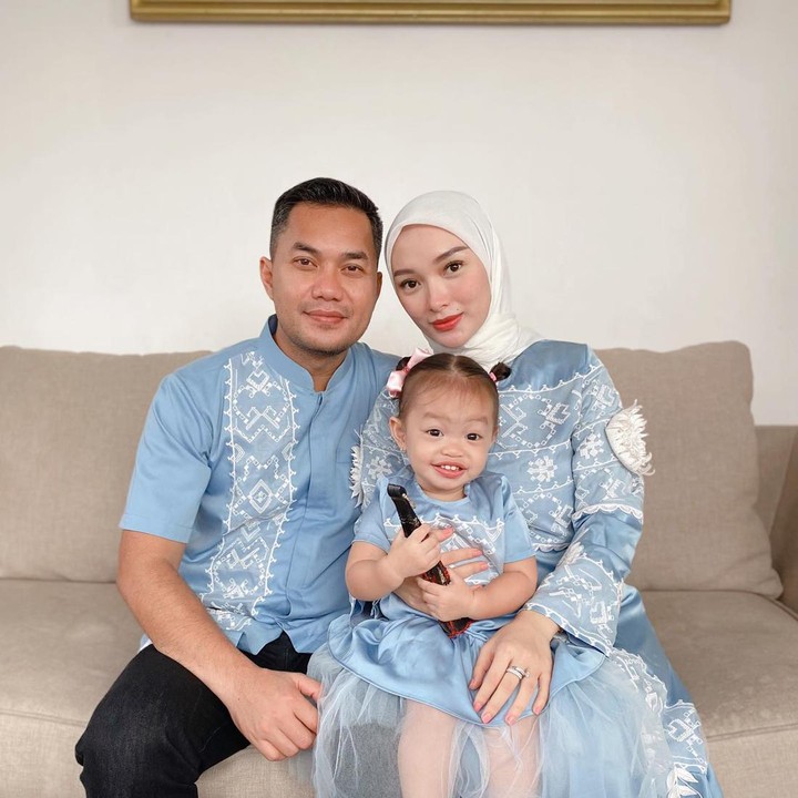 <p>Zaskia Gotik saat ini tengah mengandung anak kedua nih, Bunda. Melalui Instagram, istri Sirajuddin Mahmud ini bagikan potret-potret dengan baby bump. (Foto: Instagram @zaskia_gotix)<br /><br /><br /></p>