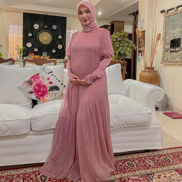 <p>Penampilan terbaru dari Zaskia ini tentunya menyita perhatian publik. Ia terlihat makin menawan, ya? (Foto: Instagram @zaskia_gotix)<br /><br /><br /></p>