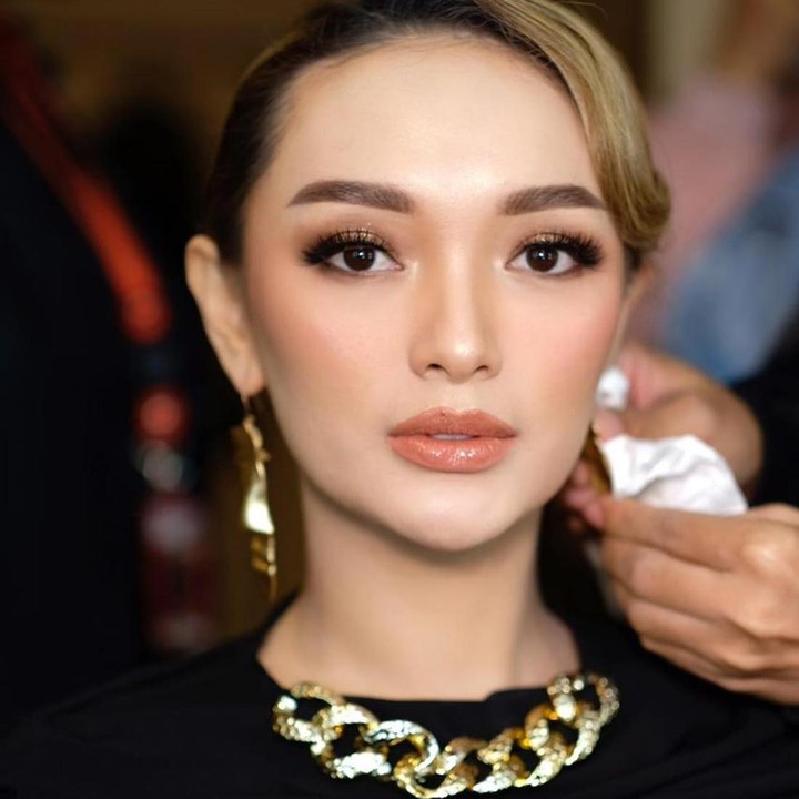 <p>Namun, ada yang lebih menarik nih, Bunda. Di kehamilan ini, pelantun <em>Bang Jono</em> ini terlihat makin glowing. Bagaimana menurut Bunda?(Foto: Instagram @zaskia_gotix)<br /><br /><br /></p>
