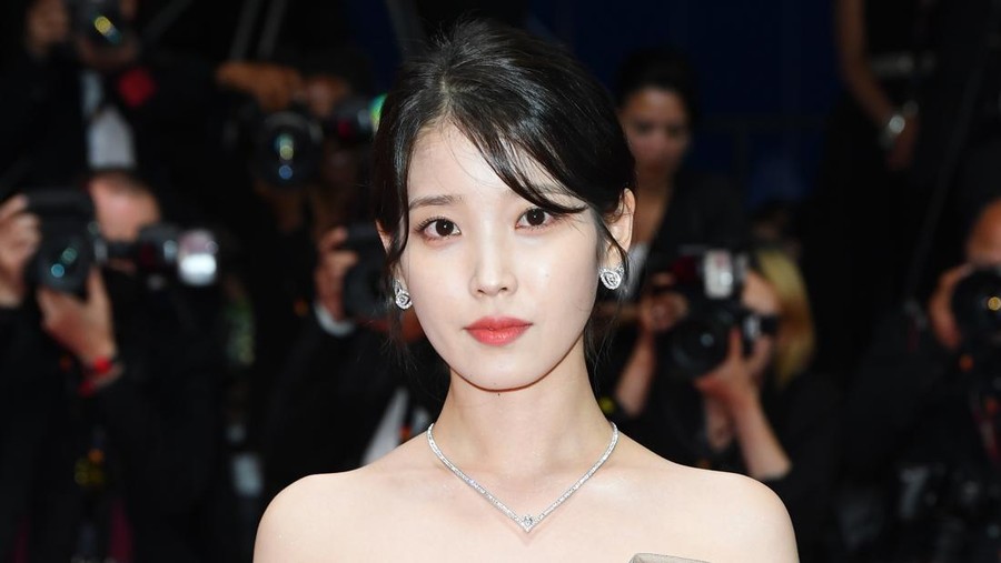 IU (Lee Ji Eun) menghadiri screening film Broker di Festival Film Cannes 2022 pada 26 Mei 2022.