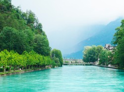 Sungai Aare di Swiss Punya Ciri Khas Berwarna Biru, Ini Sebabnya
