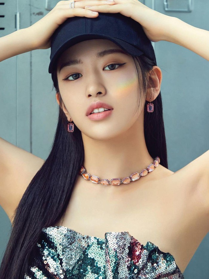 Ahn Yu Jin pancarkan aura girly dan sporty dengan menggunakan produk perhiasan dari brand Swarovski yang bertemakan 'Express Yourself in Color'./ Foto: instagram.com/_yujin_an