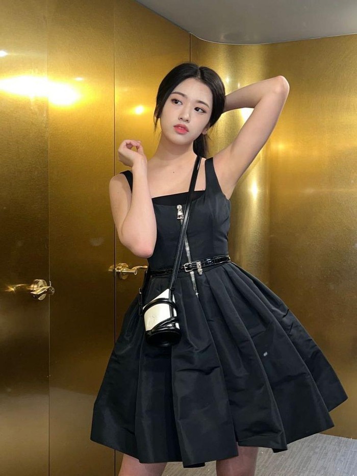 Ahn Yu Jin tampil elegan dengan balutan short dress dari koleksi terbaru SS22 dari brand Alexander McQUEEN. Tampilan Ahn Yu Jin semakin manis dengan corak putih pada sling bag yang dikenakannya./ Foto: instagram.com/_yujin_an
