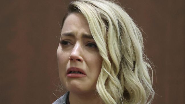 Agak menahan emosi, Amber Heard mengaku mengalami banyak trauma sejak persidangan gugatan Johnny Depp atas dirinya dimulai.