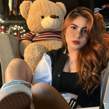 Cerai, Angela Lee Ogah Komentar soal Isu Orang Ketiga