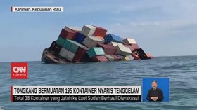 VIDEO: Badai Hantam Tongkang Muatan Ratusan Kontainer Tenggelam