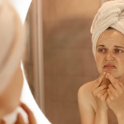 Ih, Jorok! 6 Barang Sehari-hari Ini Bisa Jadi Biang Kerok Jerawat Kalau Jarang Dibersihkan