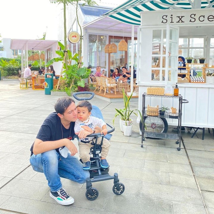 <p>Begitupun Rifky yang juga sering membagikan momen kebersamaan dengan anak dan keluarganya. "Dicium tapi <em>ga</em> kena, difotoin istri tercinta," tulis Rifky di akun Instagramnya @rifkybalweel. (Foto: Instagram @rifkybalweel)</p>
