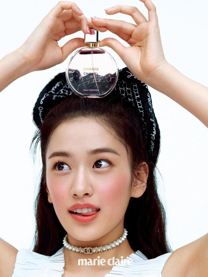 Bibir cerah berlapiskan gradasi lipstik Chanel Rouge Coco Bam varian 920 In Love dan 918 My Rose menjadi daya tarik utama dari riasan Ahn Yu Jin yang juga menunjukkan parfum terbaru Chanel yaitu Chance Eau Tendre./ Foto: instagram.com/_yujin_an