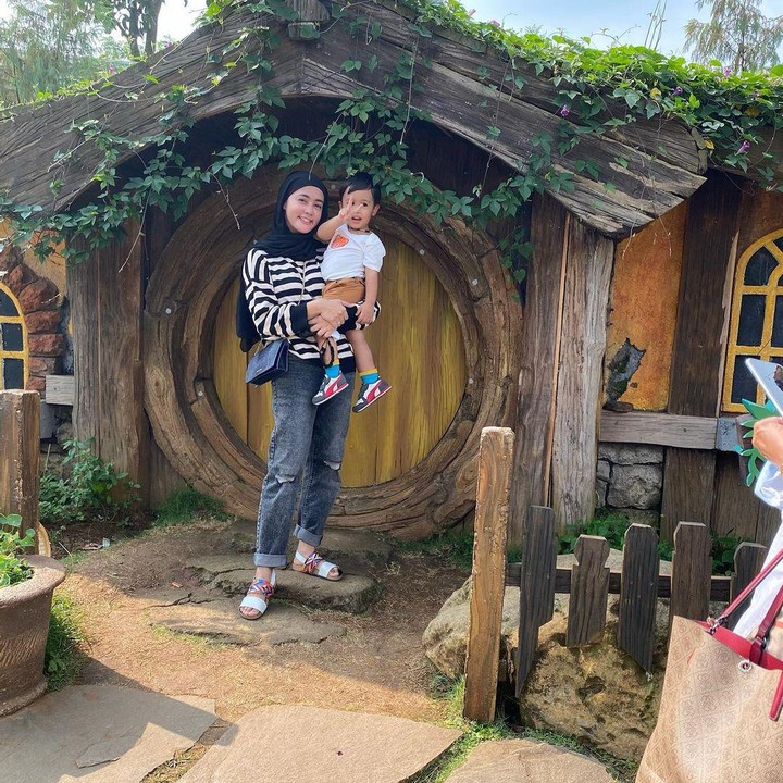 <p>Biby Alraen menyebutkan perjuangannya hingga mendapatkan Kazeem sangat luar biasa. "<em>Ga </em>berasa kazeem bentar lagi 2 tahun kayanya baru kemarin, nangis darah deh pokoknya buat berjuang dapet si kazeem bayi <em>kicik</em>, tp Allah maha baik semua dilancarkan segalanya , alhamdulillah sekali jadi," tulis Biby. (Foto: Instagram @bibyalraen13)</p>