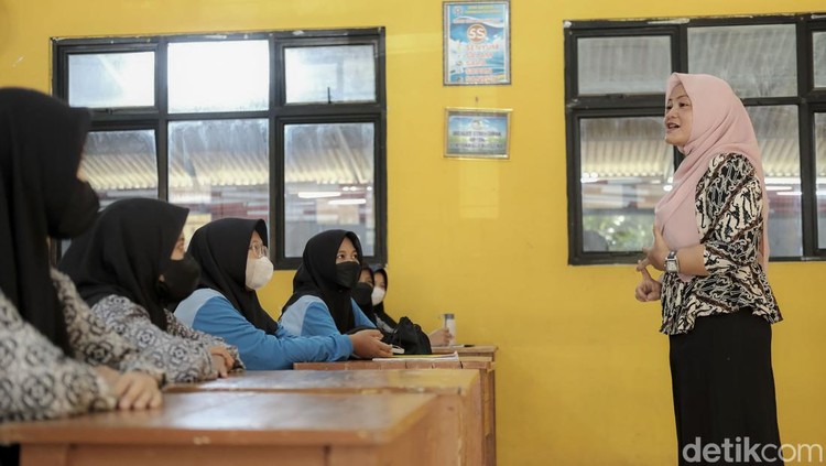 Bu Nani atau Nani Roswati, guru di SMKN 1 Tambun Selatan, Bekasi. (Fakhri Fadlurrohman/detikcom)