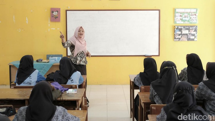 Bu Nani atau Nani Roswati, guru di SMKN 1 Tambun Selatan, Bekasi. (Fakhri Fadlurrohman/detikcom) Bu Nani atau Nani Roswati, guru di SMKN 1 Tambun Selatan, Bekasi. (Fakhri Fadlurrohman/detikcom)