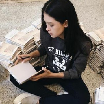 img-title Pernah Dibaca Maudy Ayunda, Ini 5 Judul Buku yang Bisa Kamu Baca Juga untuk Menambah Wawasan Kayak Dia!
