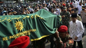 FOTO: Mengantar Buya Syafii Maarif ke Pusara