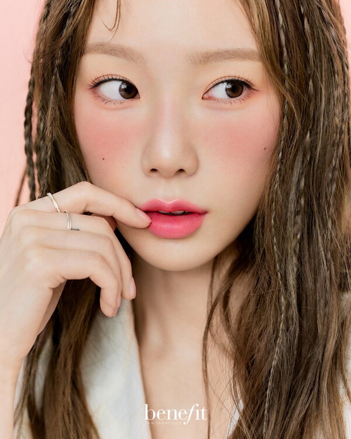 Member Girls’ Generation, Taeyeon, telah ditunjuk sebagai muse baru dari brand Benefit Cosmetics. Pemotretan kali ini, ia tampil dengan nuansa fresh dan pesona manis lewat blush coral dengan rambut gaya bohemian./ Foto: instagram.com/benefitcosmeticskorea
