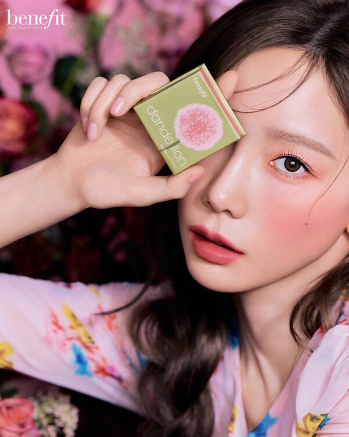 Dalam potret lainnya, Taeyeon berhasil menciptakan banyak foto A-cut dengan pose sensual yang sesuai dengan konsep pictorial blusher, namun tetap terlihat manis dengan nuansa cerah didominasi warna peach./ Foto: instagram.com/benefitcosmeticskorea
