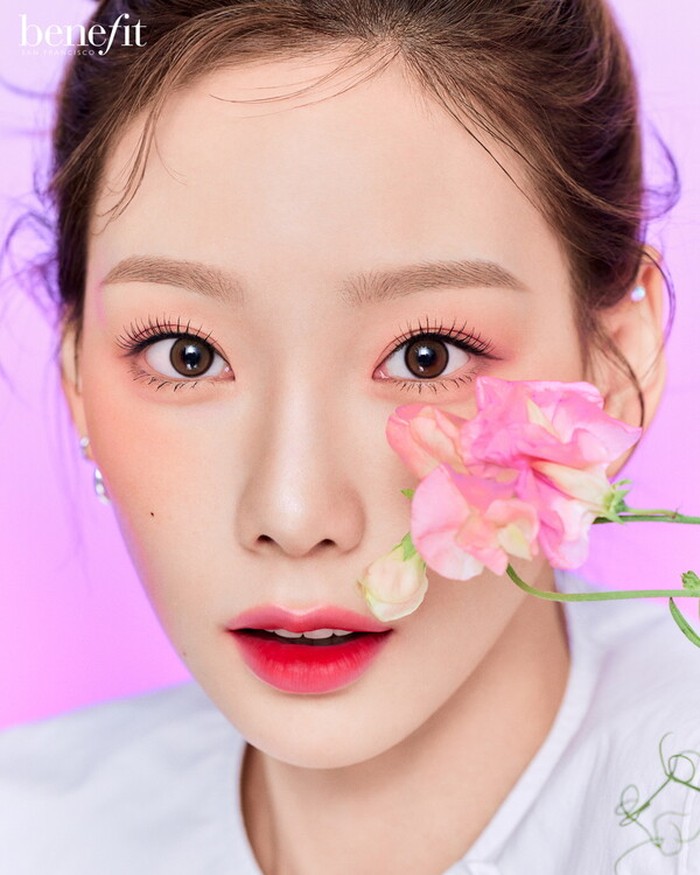Pesona Taeyeon lewat A-cut yang satu ini pun menarik perhatian. Ekspresi wajah yang menyegarkan dan pink coral look di kulit putihnya bak kanvas serta blush dikedua pipinya, membuatnya terlihat makin flawless./ Foto: instagram.com/benefitcosmeticskorea