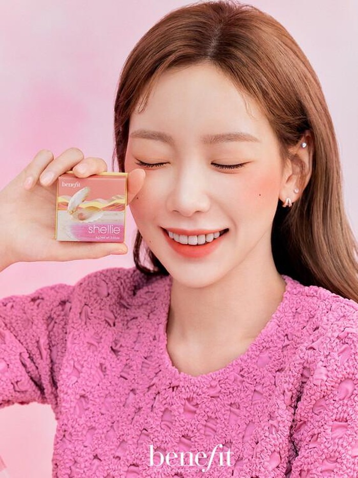 Pada Rabu, (18/5) lalu, brand makeup asal Korea Benefit Cosmetics merilis beberapa potret dari Taeyeon. Pemotretan tersebut menandai peluncuran produk terbaru mereka, WANDERful World Blush Collection./ Foto: instagram.com/benefitcosmeticskorea