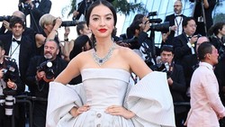 Glamor dengan Gaun Silver, Raline Shah Pose Bareng Kaia Gerber