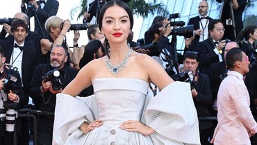img-title Glamor dengan Gaun Silver, Raline Shah Pose Bareng Kaia Gerber