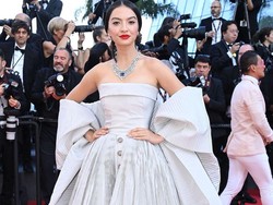 Glamor dengan Gaun Silver, Raline Shah Pose Bareng Kaia Gerber