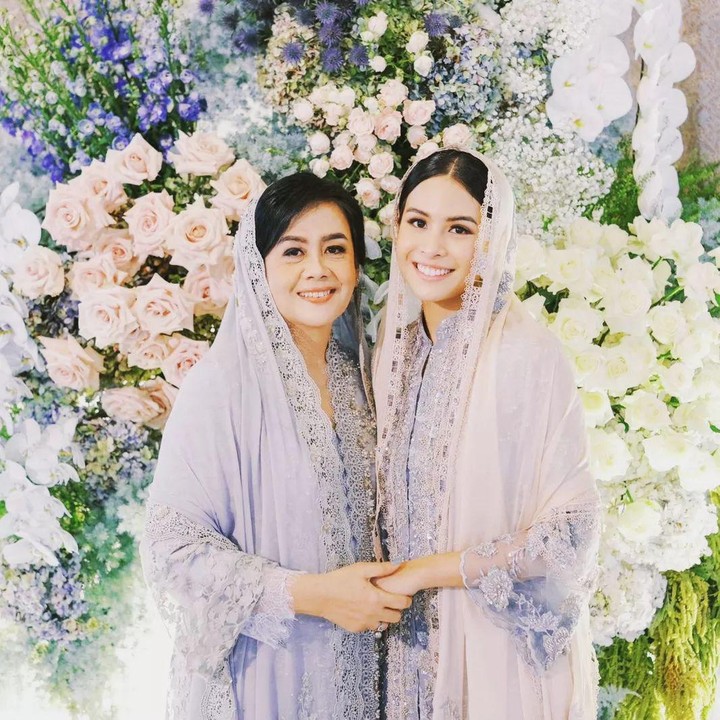 <p>Mauren Jasmedi, ibunda dari Maudy Ayunda, tak dapat menyembunyikan wajah sumringah sepanjang rangkaian acara pernikahan putrinya. Hal itu dapat dilihat dari foto-foto yang dibagikan di media sosial. (Foto: Instagram @muren.s)<br /><br /><br /></p>
