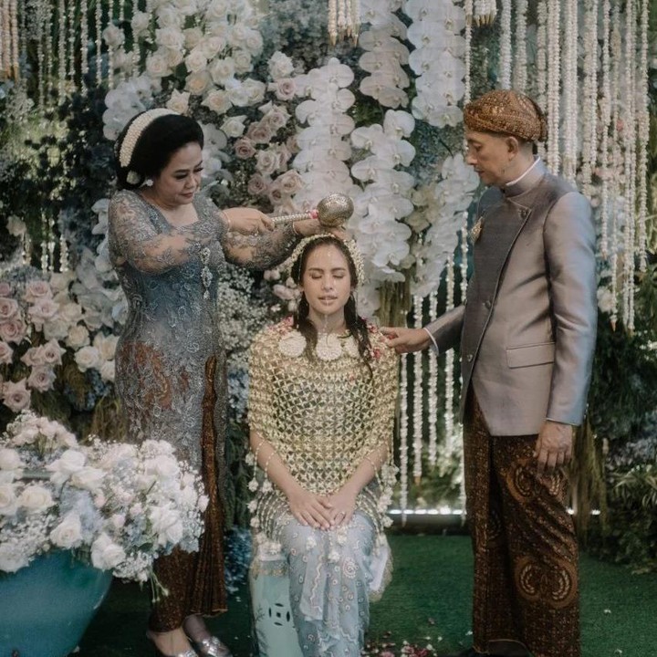 <p>Kedua orang tua Jesse Choi dan Maudy Ayunda, tak melewatkan satu pun momen penting anak-anak mereka, Bunda. (Foto: Instagram @muren.s)</p>