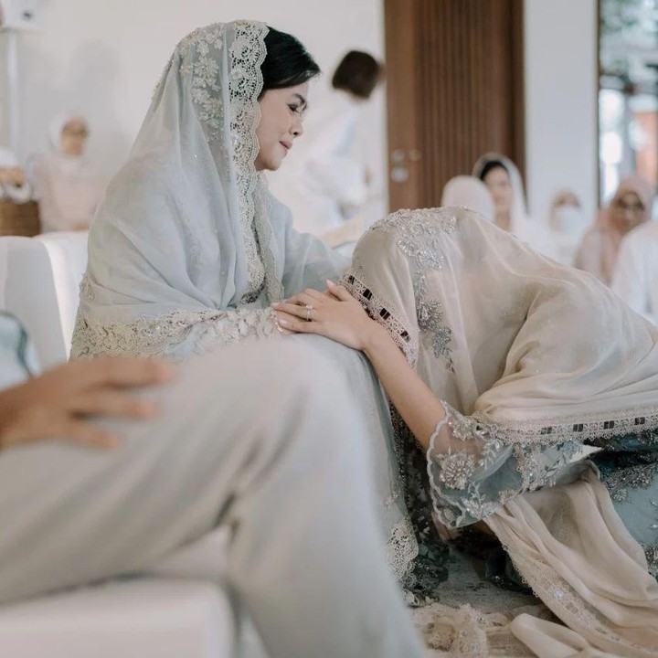 <p>Mauren Jasmedi juga tampil sangat anggun pada hari pengajian. Momen itu berlangsung dengan penuh haru, ketika Maudy Ayunda meminta restu kepada ibunda. (Foto: Instagram @muren.s)</p>