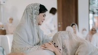 <p>Mauren Jasmedi juga tampil sangat anggun pada hari pengajian. Momen itu berlangsung dengan penuh haru, ketika Maudy Ayunda meminta restu kepada ibunda. (Foto: Instagram @muren.s)</p>