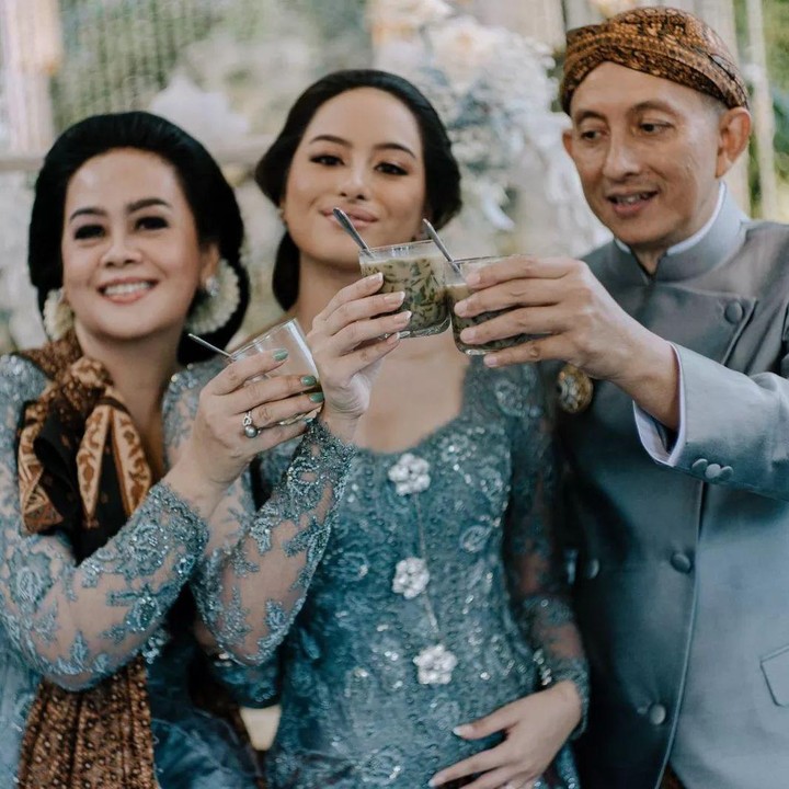 <p>Selain menurunkan kecantikannya pada Maudy, ia juga membagikan pesona tersebut kepada putri bungsunya. Bagai pinang dibelah dua ya, Bunda? (Foto: Instagram @muren.s)<br /><br /><br /></p>