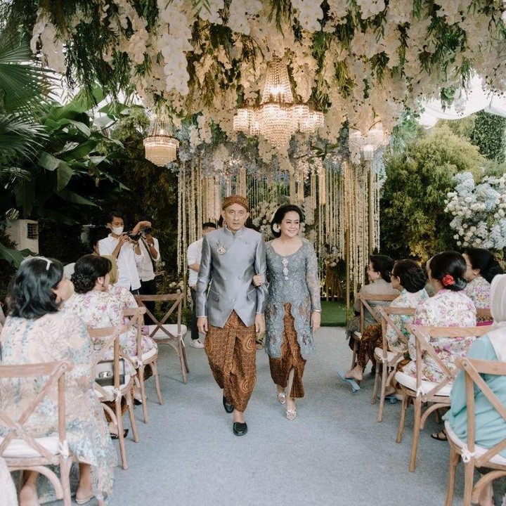 <p>Enggak cuma orang tua Jesse Choi, ayahanda dan ibunda Maudy Ayunda juga sempat mencuri perhatian di momen siraman dan akad nikah. (Foto: Instagram @muren.s)</p>