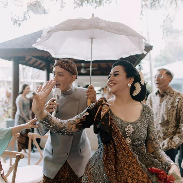 <p>Mauren Jasmedi, ibunda dari Maudy Ayunda, tak dapat menyembunyikan wajah sumringah sepanjang rangkaian acara pernikahan putrinya. Hal itu dapat dilihat dari foto-foto yang dibagikan di media sosial. (Foto: Instagram @muren.s)</p>