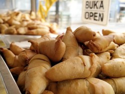 Ini Sekte Paling Sinting? Makan Nasi Pakai Pisang Molen