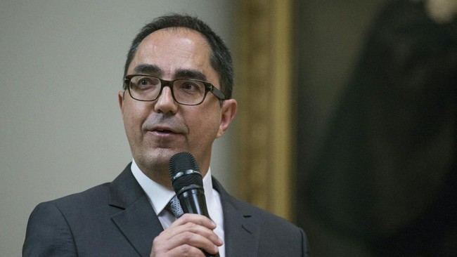 Mantan Direktur Museum Louvre Didakwa Kasus Perdagangan Barang Seni Mantan direktur Museum Louvre Jean-Luc Martinez didakwa berkonspirasi perdagangan barang seni. Namun, dakwaan itu dibantah Martinez.