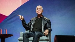 img-title Kaya Raya Sih tapi 3 Gaya Outfit Jeff Bezos Ini Malah Banjir Hujatan