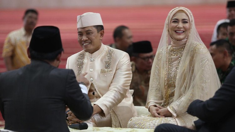 Juliana Moechtar Akad nikah Juliana Moechtar dengan anggota TNI.