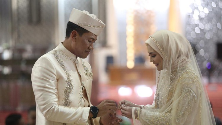 Akad nikah Juliana Moechtar dengan anggota TNI.