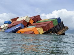 Kapal Tongkang Nyaris Terbalik di Kepri, Belasan Kontainer Jatuh ke Laut