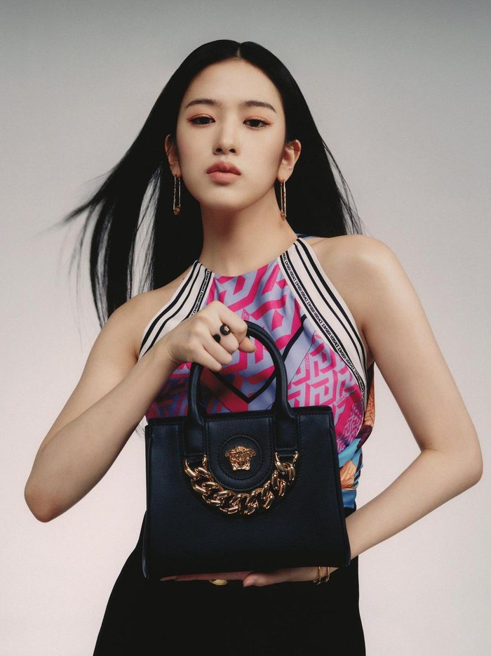 Karisma Ahn Ju Yin sebagai brand ambassador Versace sangat memukau. Baju atasan brand berpola cantik dengan sentuhan warna pink dan biru yang manis menyelaraskan tampilan mewah tas La Medusa dari Versace./ Foto: instagram.com/_yujin_an