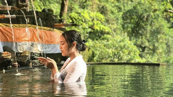 Wajib Jadi Daftar Wisata Religi, Begini Uniknya Cara Healing Masyarakat Bali dengan Tradisi Melukat!