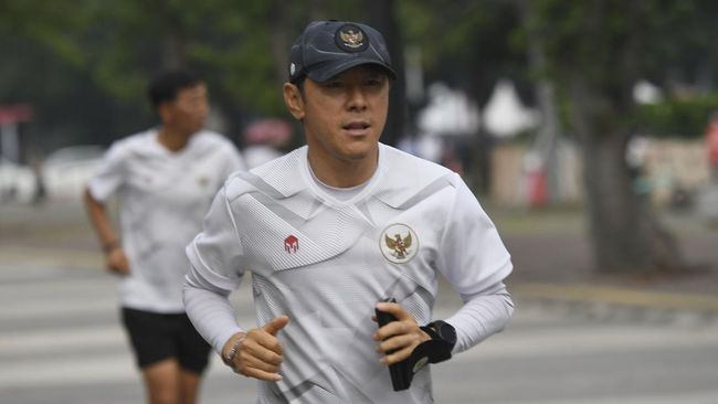Shin Tae Yong begitu bahagia dan ikut berjoget setelah mengantarkan Timnas Indonesia lolos ke Piala Asia 2023.