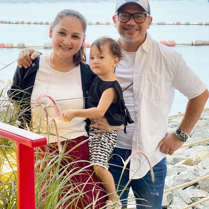 <p>Mona Ratuliu dan Indra Brasco tidak pernah menyangka kalau diusianya yang tidak lagi muda akan dikaruniai seorang putri cantik bernama Numa Kamala Srikandi. (Foto: Instagram @monaratuliu)</p>