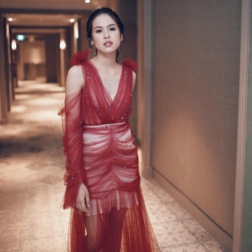 img-title Potret Stylish Maudy Ayunda Saat Memakai Busana Formal dan Elegan