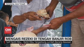 VIDEO: Mengais Rezeki di Tengah Banjir Rob